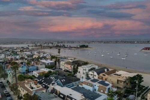 Bay View 1 - Stylish Mission Beach Home On The Sand!