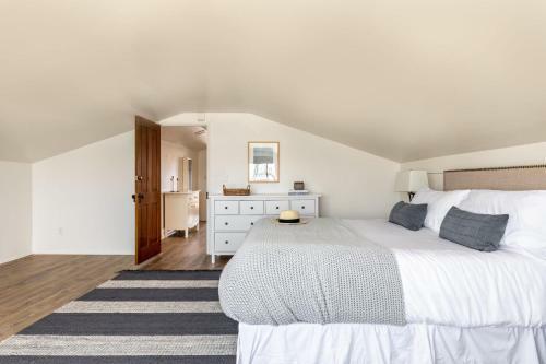Bay View 1 - Stylish Mission Beach Home On The Sand!
