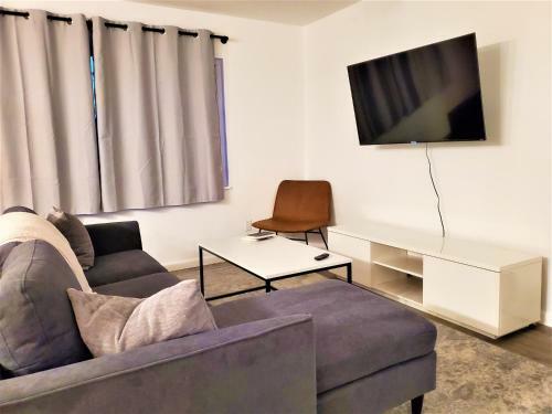 Newly Renovated Designer Home- 8 Mins To Downtown!