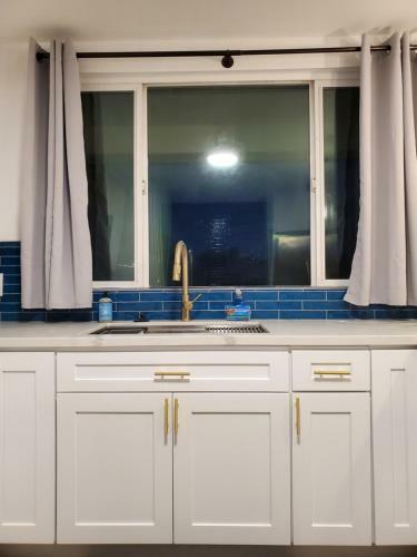 Newly Renovated Designer Home- 8 Mins To Downtown!