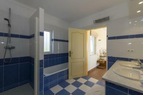 Luxurious Villa With Beautiful See Views & Spacious Garden
