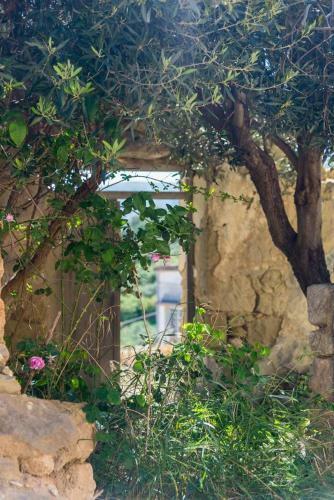 Joy: Artist's Stone House With Countryside Views