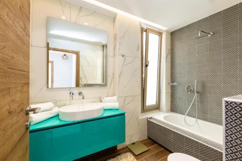 Oraia Eleni Villa, Infinite Coastal Views!