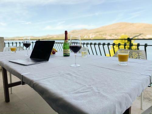 Seaview & Beachfront Apartments Jakov