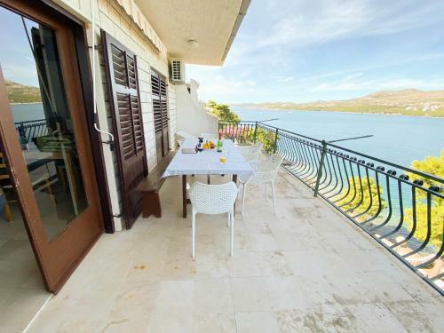 Seaview & Beachfront Apartments Jakov