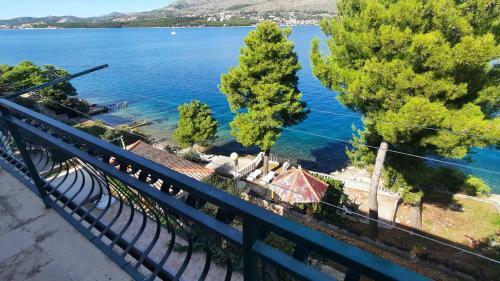 Seaview & Beachfront Apartments Jakov
