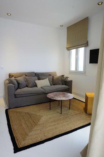 Hostal Pafsilipon Suites