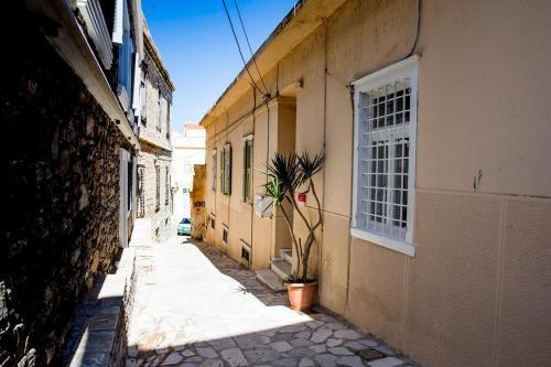 Apartamento Ermoupolis 1834 Traditional Stone Yard House