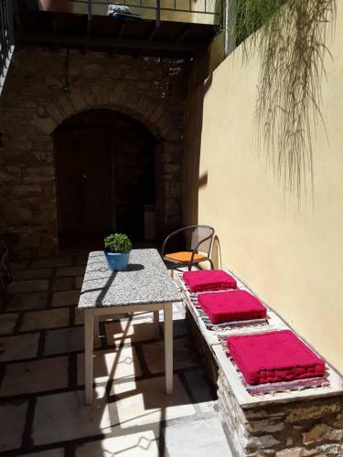 Apartamento Ermoupolis 1834 Traditional Stone Yard House