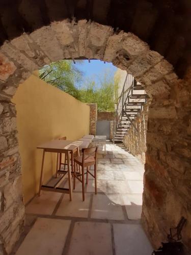 Apartamento Ermoupolis 1834 Traditional Stone Yard House