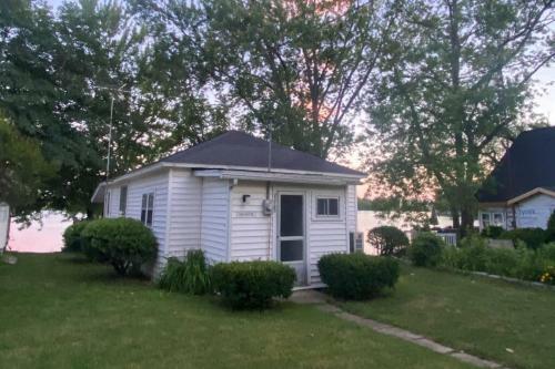 Cottages On Sand Lake - The Lakeside Cabin