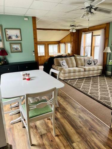 Cottages On Sand Lake - The Lakeside Cabin