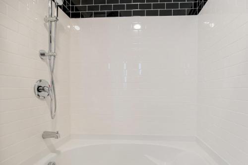 Upscale 2 Bedroom Stay With Rooftop Pool And Hot Tub! 313