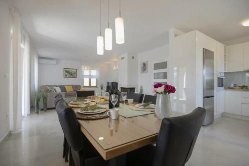 Luxury Villa Melita With Heated Pool
