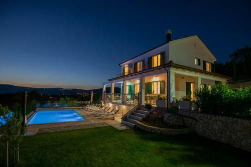 Luxury Villa Melita With Heated Pool