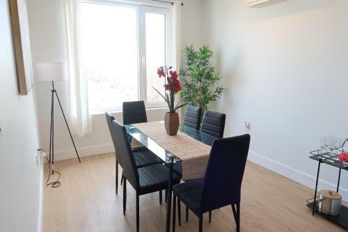 Spacious 2-bedroom Apartment With Lounge & Rooftop