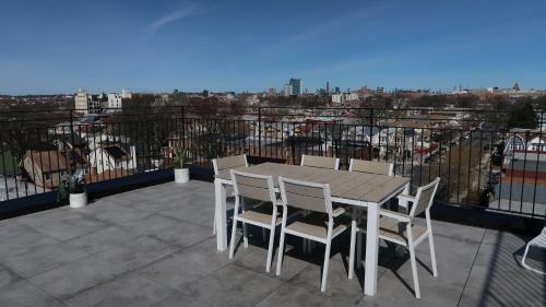 Spacious 2-bedroom Apartment With Lounge & Rooftop