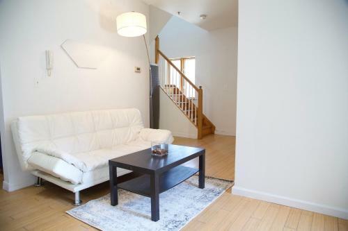 Modern Brighton Room-with Balcony-5min To Beach-separate Entrance