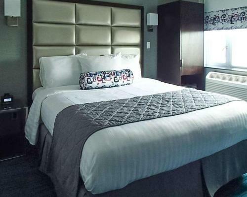 Umbrella Hotel Bronx