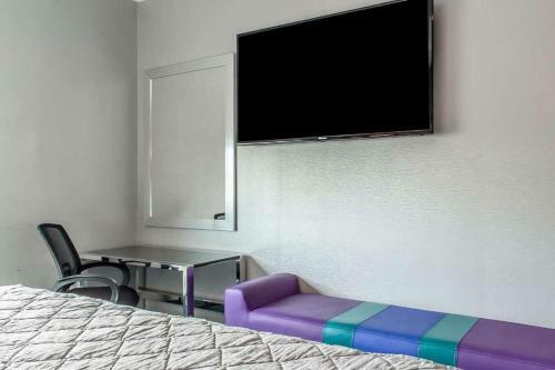 Umbrella Hotel Bronx
