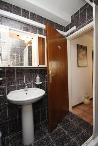 Apartments By The Sea Orij, Omis - 7534