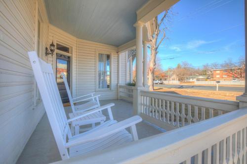 Gorgeous Home 1 Blk From Main With Hot Tub & Fire Pit!