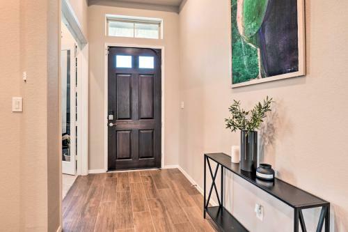Artsy Manor Home With Yard - 15 Mi To Austin!