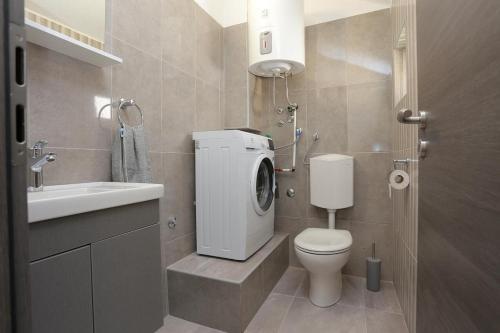 Apartments By The Sea Igrane, Makarska - 18405