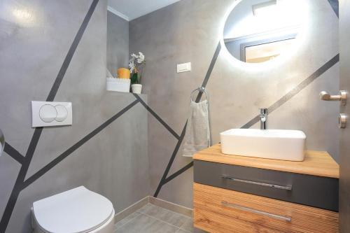 Apartments By The Sea Igrane, Makarska - 18405