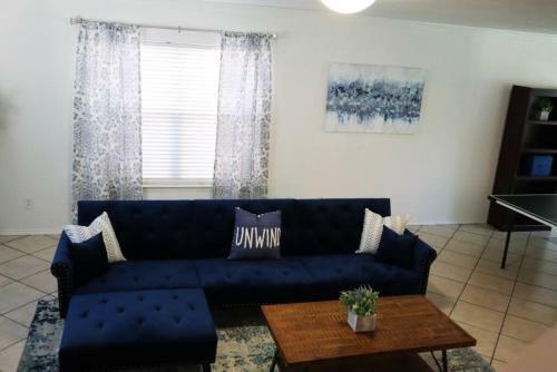 Spacious Fun Home Near Seaworld Lackland King Bed