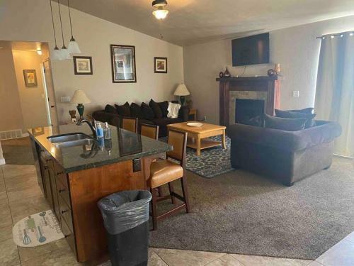 Modern 7 Bedroom 4 Bathroom Home Tooele 16 Guests