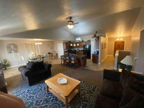 Modern 7 Bedroom 4 Bathroom Home Tooele 16 Guests
