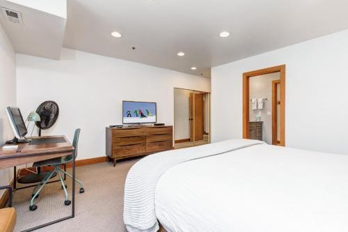 Silver Cliff Village 205