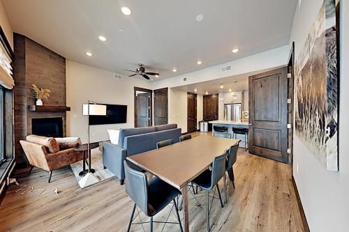 Blackstone Paradise 1b