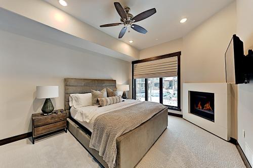 Blackstone Paradise 1b