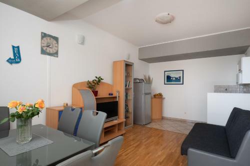 L.b. Beach Apartment
