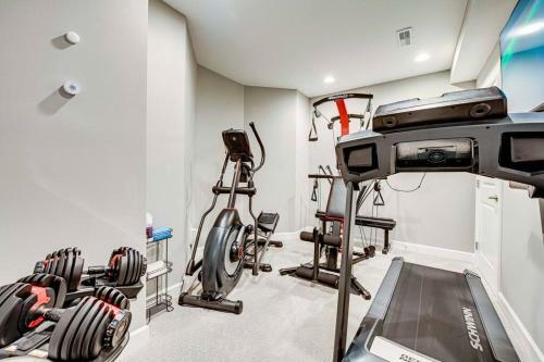 Lux 5bd + Private Theatre, Gym, Game Room, Parking