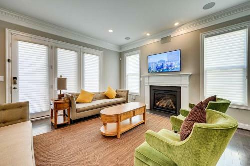 Lux 5bd + Private Theatre, Gym, Game Room, Parking