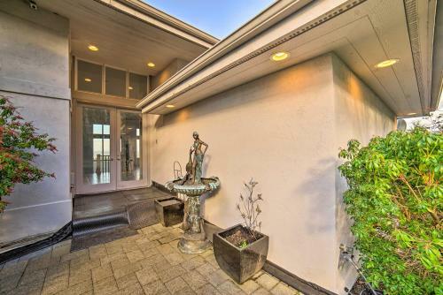 Luxury Bellevue Getaway With Lake And Mtn Views!
