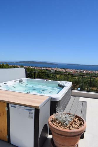 Romantic Villa Amorosa - Seaview, Private Pool, Jacuzzi