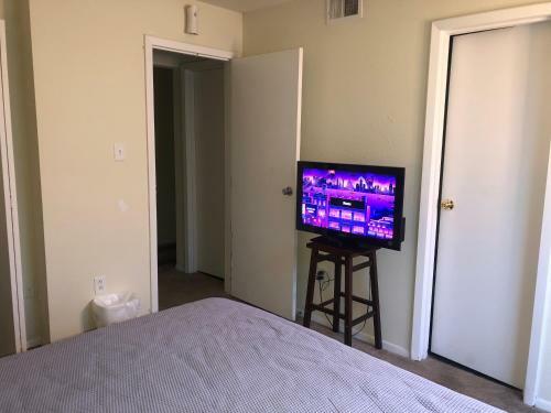 420 Friendly King Size Bed Room Near Town Center