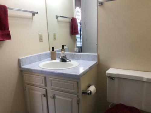 420 Friendly King Size Bed Room Near Town Center