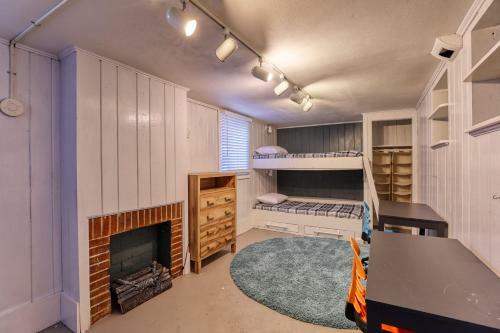 Cozy Downtown Dwelling
