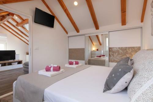 Villa Alinica Dvori / Pool / Serenity / Brand New