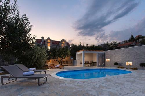 Villa Alinica Dvori / Pool / Serenity / Brand New