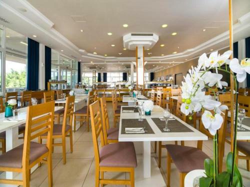 Hostal Room In Guest Room - Commodious All Inclusive Double Room With Sea View