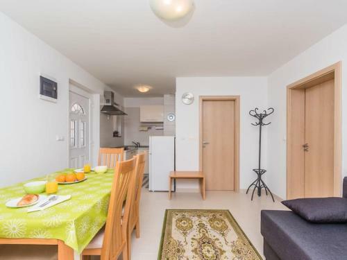 Apartment F-3 Klimno