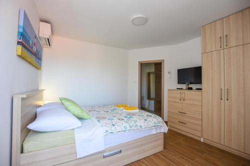 Apartments With A Parking Space Mandre, Pag - 18273