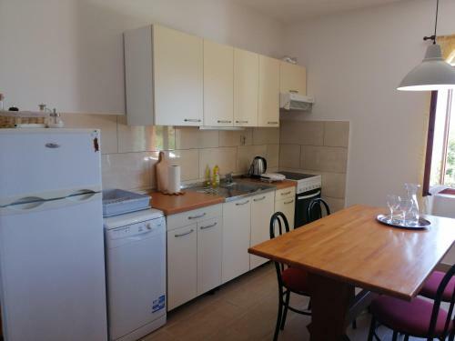 Hostal Apartments Bako Komiza