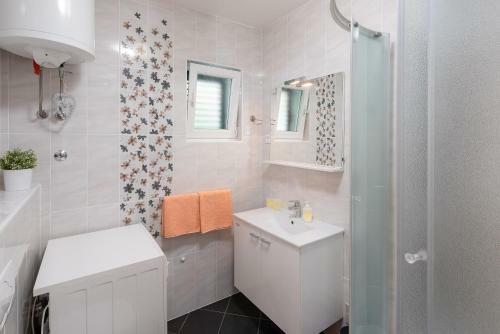 5 Bedrooms Holiday House With Sea View